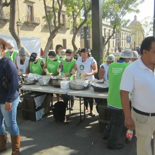 Realizan comedor comunitario en Plaza Liberación
