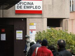 España indica que su prioridad ahora es asistir a los más de cinco millones de desempleados en el país. EFE /
