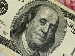 En centros cambiarios de lugares turísticos el precio máximo es de 12.97 pesos. ARCHIVO /