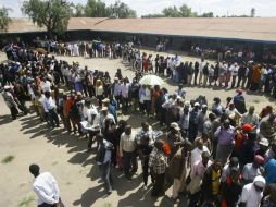 Cientos de votantes hacen fila para depositar su voto en un colegio electoral de Kajiado. EFE /