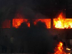 Cinco unidades de bomberos controlaron el fuego. ARCHIVO /