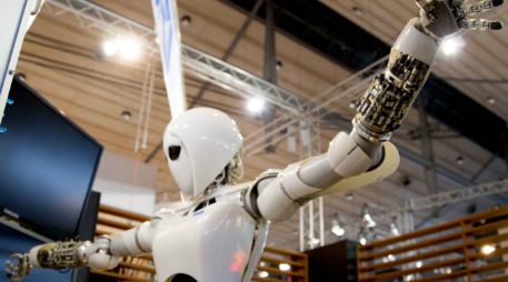 Un robot se ve en el stand de la SemProm durante el evento de la feria tecnológica del CeBIT en Alemania. AFP /