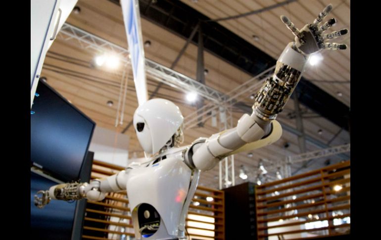 Un robot se ve en el stand de la SemProm durante el evento de la feria tecnológica del CeBIT en Alemania. AFP /