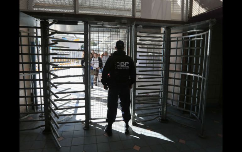 Dice que las liberaciones ponen en peligro la seguridad de 26 millones de texanos. ARCHIVO /