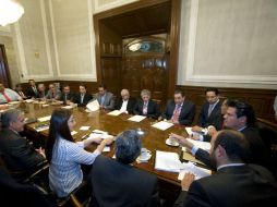 El Gobernador y su gabinete durante una reunión.  /