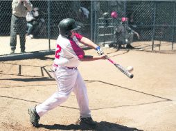 Descifra el lanzamiento. Carlos Rafael, de Sutaj Jr., conecta un imparable durante su partido ante Boston. EL INFORMADOR /