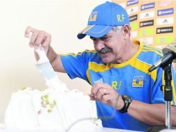 Quiere todo el pastel. ''Tuca'', quien cumplió años en días pasados, buscará el título para llegar al Mundial de Clubes. MEXSPORT /