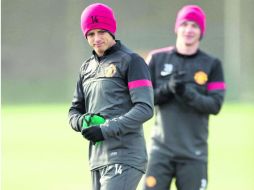 Fuera del 11 titular. Javier ''Chicharito'' Hernández entrenó ayer con la oncena suplente del Manchester United. AP /