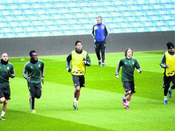 Pensativo. José Mourinho observa a sus pupilos trotar en la cancha del Old Trafford, ayer que fueron a reconocer el campo. AFP /