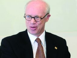 La aplicación del IVA a alimentos y medicinas debe ser  paulatina, con el fin de evitar daños al ingreso per cápita, dijo Bettinger. REUTERS /