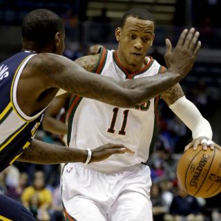 Bucks gana de último suspiro a Utah