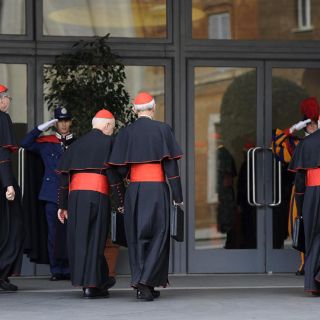 Cardenales agradecen a Benedicto XVI su servicio