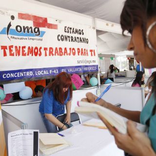 Secretaría del Trabajo oferta empleos en Plaza Tapatía