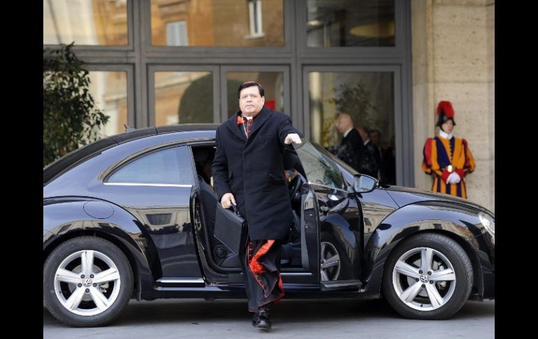 El cardenal Norberto Rivera Carrera llega para participar en la tercera congregación de cardenales, preparatoria del cónclave. EFE /