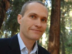 La última novela de Vann presenta cinco personajes, diez días, dos ubicaciones, por lo que el escritor la compara con una obra teatral. ARCHIVO /