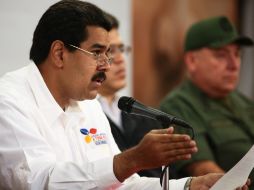 Fotografía cedida por el Palacio de Miraflores en la que se observa al vicepresidente venezolano Nicolás Maduro (i). EFE /
