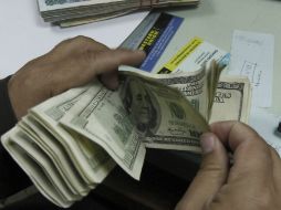 El precio máximo es de 12.95 pesos y mínimo es de 12.10 pesos. ARCHIVO /