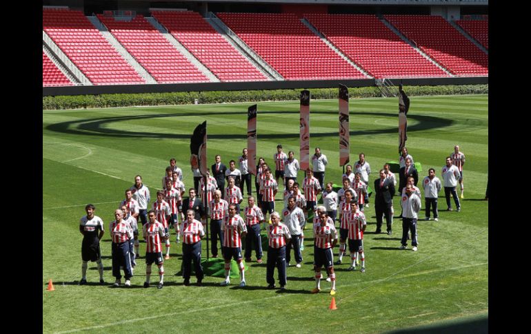 Los jugadores del Guadalajara, cuerpo técnico, directiva y Campeonísimo se tomaron la foto del 2013.  /