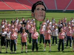 Chivas no dejó de lado rendir homenaje a los jugadores que hicieron grande a este equipo. ESPECIAL /