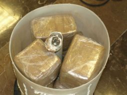 Con el apoyo de un perro, localizaron 15 paquetes envueltos con cinta canela.  /