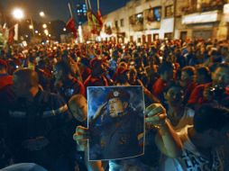 Anuncian la muerte de Hugo Chávez, venezolanos lamentan su pérdida. AFP /