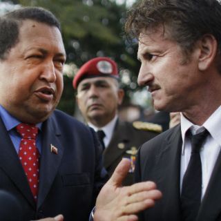 Sean Penn y Oliver Stone rinden homenaje a Chávez