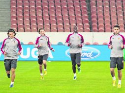 Última llamada. Nelson Valdez, Andrés Guardado y Aly Cissokho, ayer el Valencia reconoció la cancha del PSG. AP /