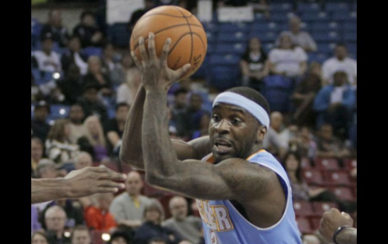 Lawson aporta 24 puntos en el triunfo sobre los Kings de Sacramento. AP /