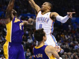 Ibaka (cen) deja atrás sus problemas extraduela y hace un gran juego. AP /