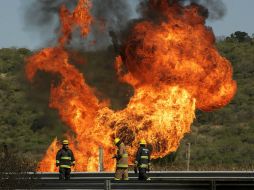 El incidente dejó como saldo dos vehículos incendiados. ARCHIVO /