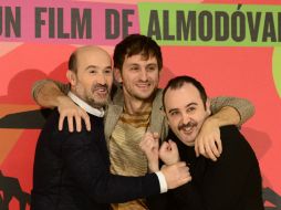 Los actores interpretan a tres azafatos que intentan hacer más llevadero un accidentado viaje. AFP /