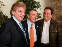 El cantante mexicano Marco Antonio Muñiz, Raúl Sánchez Carillo y Jorge Muñiz durante el festejo. NTX /
