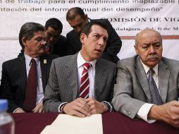 Miguel Castro (c), señaló que el rescate financiero del Ejecutivo al Legislativo, no está comprometido a ninguna acción.  /