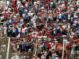 Los choques ocurren entre grupos antagónicos de las hinchadas de ambos equipos. ESPECIAL /