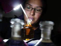 La bióloga Claudia Aracena trabaja en muestras de agua en la bodega del buque Aquiles en la Antártida. EFE /