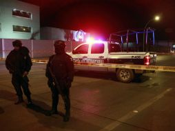 Agentes de seguridad vigilan los alrededores de los medios. EFE /