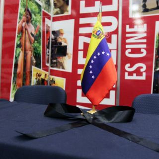 De luto, pabellón de Venezuela en FICG por muerte de Chávez