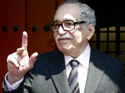 García Márquez saluda a periodistas afuera de su residencia en Ciudad de México. EFE /