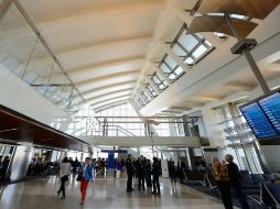 Los pasajeros podrán transportar cuchillos de hasta seis centímetros y equipamiento deportivo como palos de golf o hockey. AFP /