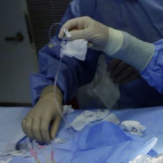 Condenan a ex anestesista por infectar a pacientes en Australia