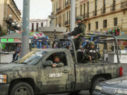 Soldados y policías federales custodiaban en el sentido Norte a Sur por la Calzada Independencia.  /
