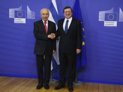 El presidente israelí, Simón Peres (izda), estrecha la mano del presidente de la Comisión Europea, José Manuel Durao Barroso (dcha). EFE /
