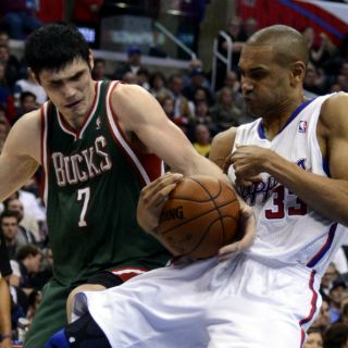 Gustavo Ayón debuta con los Bucks