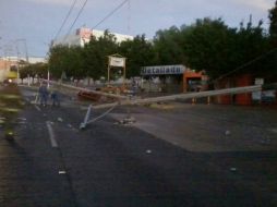 Elementos de la CFE ya trabajan para instalar los nuevos postes, de momento no hay luz en las colonias de la zona.  /