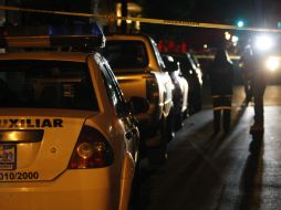 Una ambulancia de la Cruz Verde se encargo de atender al oficial.  /