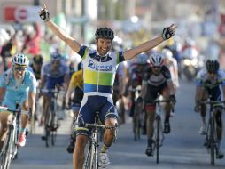 El suizo Michael Albasini ganó la partida por velocidad al kazako Maxim Iglinskiy y al eslovaco Peter Velits. AP /