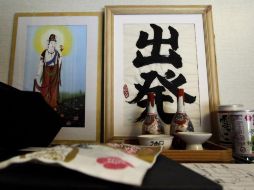 Hide Sato, damnificada del tsunami en su casa de una habitaciíon conserva junto a una deidad la caligrafía de la palabra ''Salida''.  /