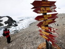 Un científico toma una foto cerca de base naval chilena Bernardo O'Higgins en la península antártica. EFE /
