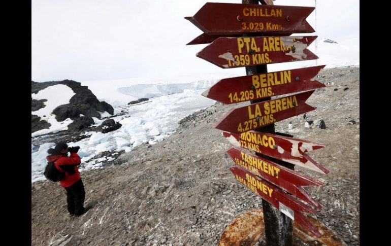 Un científico toma una foto cerca de base naval chilena Bernardo O'Higgins en la península antártica. EFE /