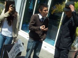 En la pancarta que llevaban los jóvenes sólo se leía “Traidor del país”.  /